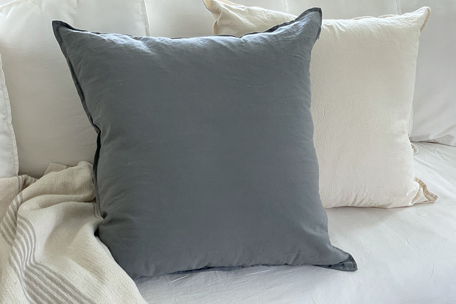 Almohadón Cuadrado Tusor Gris Elefante 60x60 cm